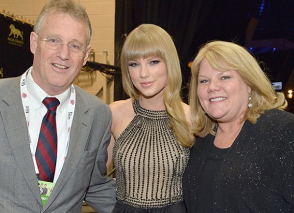 Taylor Swift With Parent 600x435 